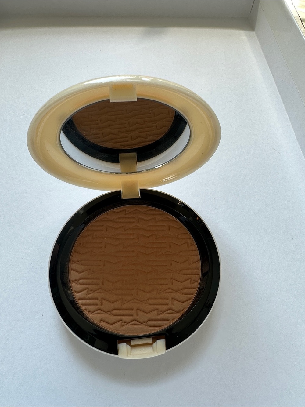 MAC Cosmetics Bronzer Compact - Picture 2 of 5